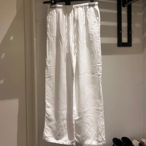 Linne byxor från Ginatricot - Säljer för de blev för korta och han bara använda dem ett fåtal gånger så det är i väldigt bra skick:) Är i storlek XS från Petite linjen. Original pris 399 kr