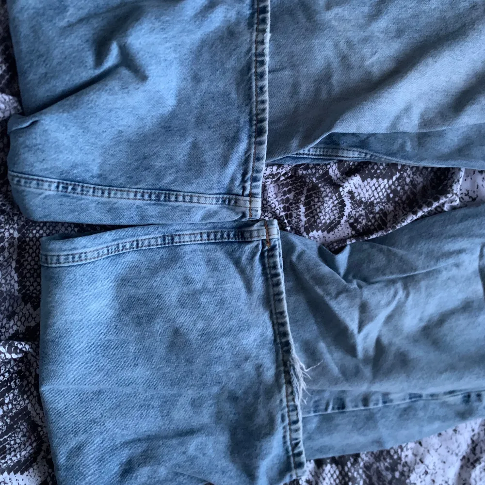 Säljer ett par ljusblå baggy jeans med en klassisk femficksdesign. De har en rak passform och är högmidjade, vilket ger en snygg siluett. Har längd 32. Perfekta för en avslappnad stil. Använda ett par ggr, har skrapats upp på ena benet men de syns knappt(går att sy). I övrigt nyskick🫶🏻🫶🏻. Farkut & Housut.