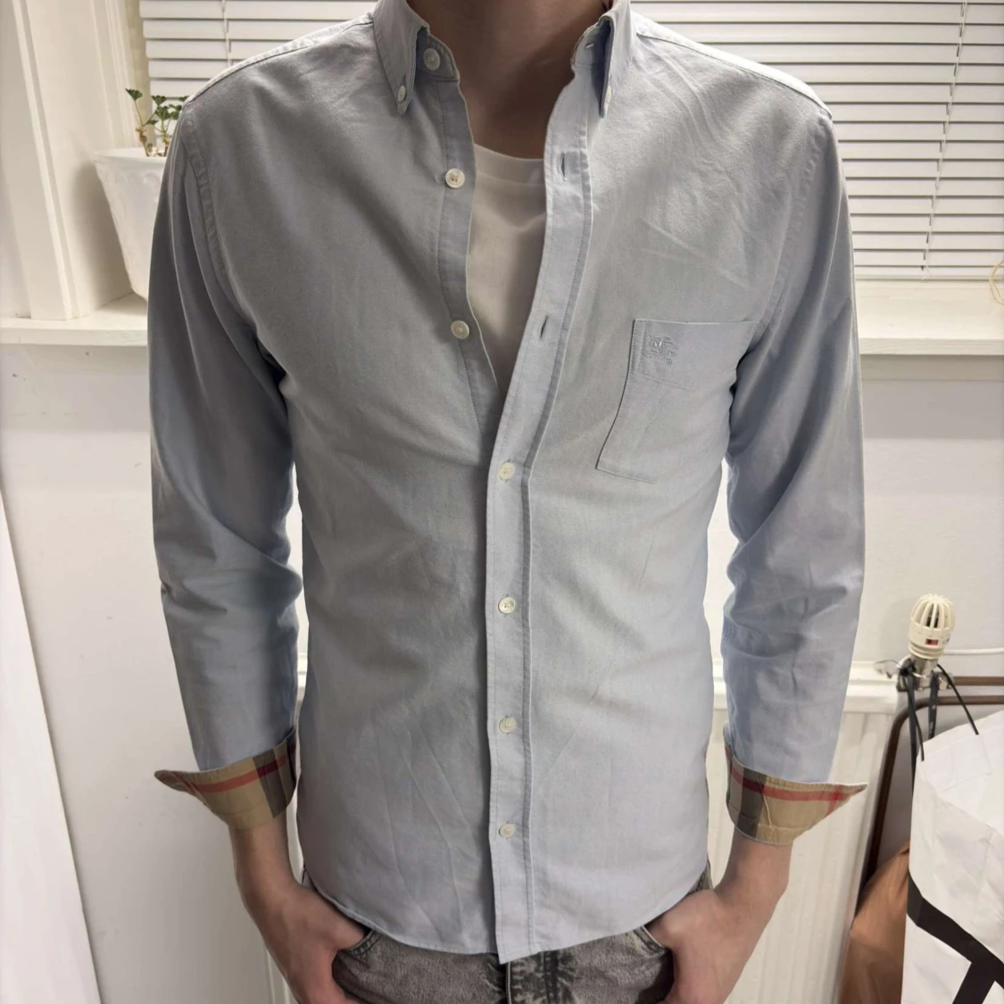 Blå burberry skjorta