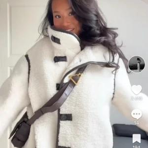 Teddy jacka från HM - Säljer min jättefina populära Teddy jacka från HM. Finns inte längre att köpa. Kan tänka mig diskutera pris. Är i storlek m men passar även s och xs beroende på hur du vill att den ska sitta. Skriv för frågor!