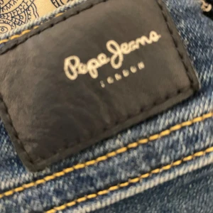 Pepe jeans - Jättesnygga jeans, dom e lågmidjade och bootcut med hål