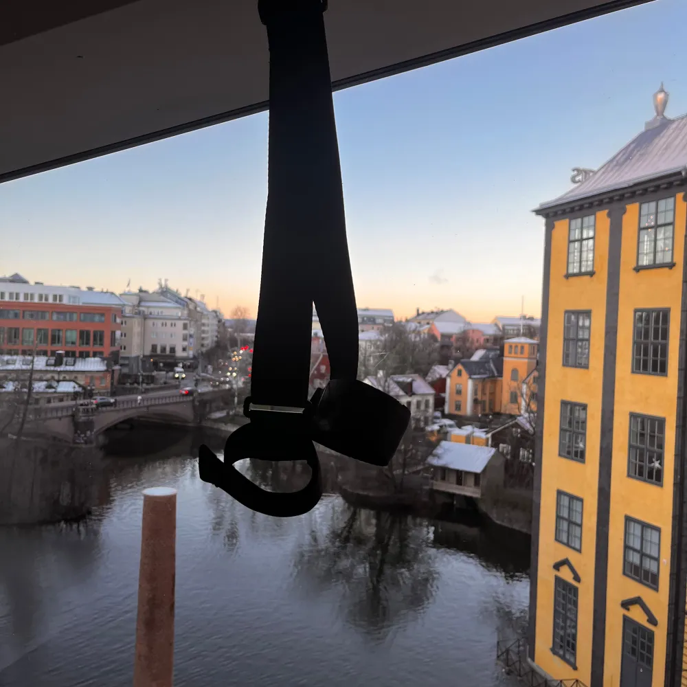 Praktiskt svart skidväska perfekt för dig som åker och går långa sträckor med skidor. med dess justerbara längd och robusta bilbälte material passar den perfekt för alla människor och hinder. Enkel att fästa och använda för att underlätta din dag i backen. Asusteet.