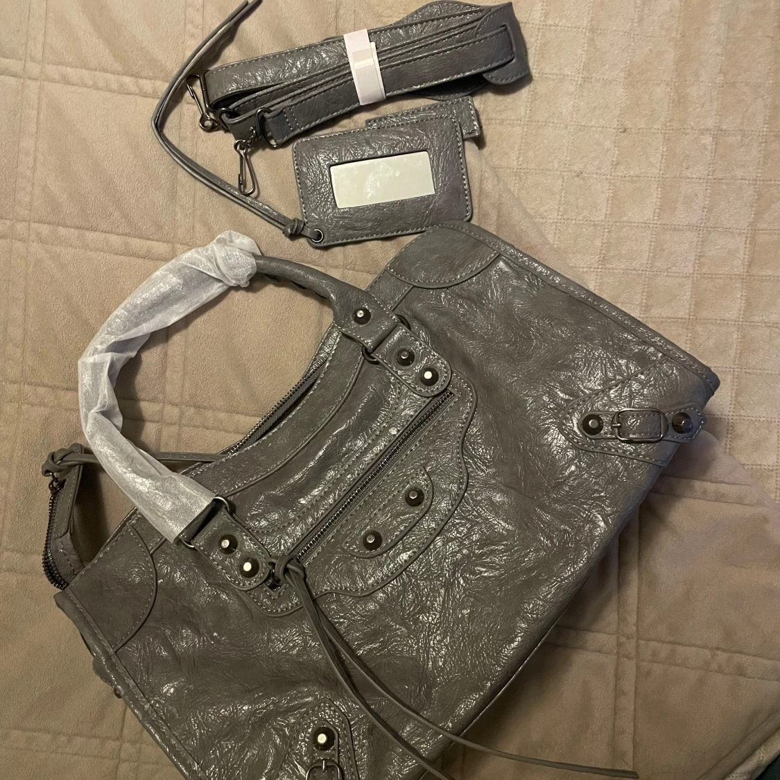 Grå axelväska med detaljer - 91
