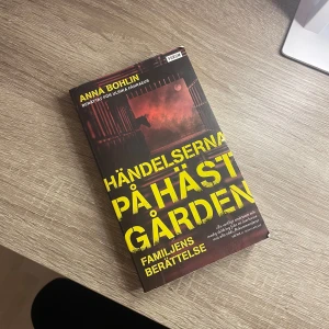 Händelserna På Hästgården Bok - Hej! Säljer boken ”Händelserna på hästgården” av Anna Bohlin. Det är en familjeberättelse som utforskar dramatiska händelser på en hästgård. Om du sett filmen skulle jag verkligen tipsa om denna boken! Hör mer än gärna av dig om du skulle ha några frågor!