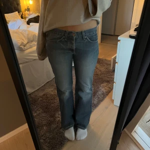 Lågmidjade jeans utan fickor bak - Säljer dessa ascoola jeans! Stl 34/36. Bra skick!😁 Pris går att disskutera