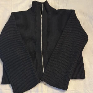 Svart ribbad kofta med dragkedja - Kofta med dragkedja 