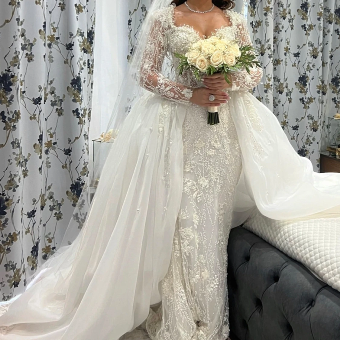 Vit brudklänning med spetsdetaljer