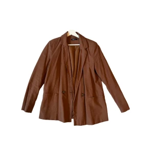 Brun blazer - Snygg brun blazer från Gina Tricot. Endast använd en fåtal gånger, sälja då den bara hänger i garderoben