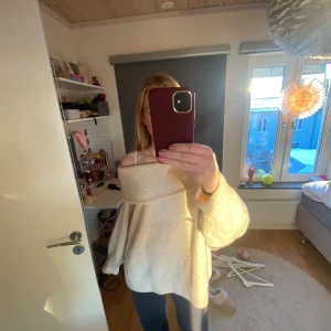 Beige offshoulder tröja - Säljer min supermysiga beige offshoulder tröja som tyvärr är för stor 🙏🏼