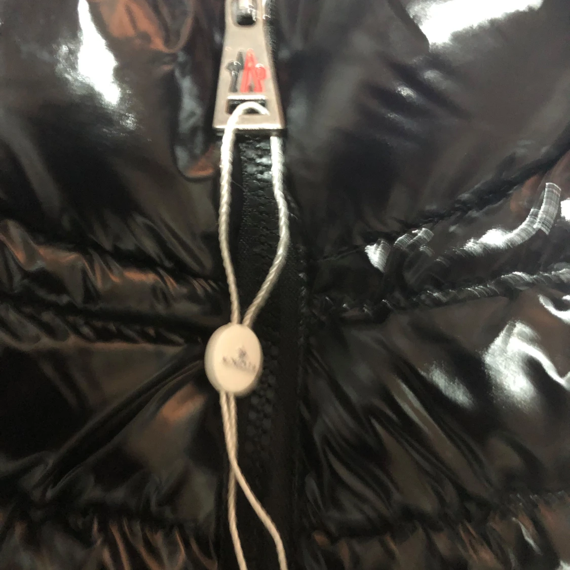 Svart glansig dunväst från moncler  - 93