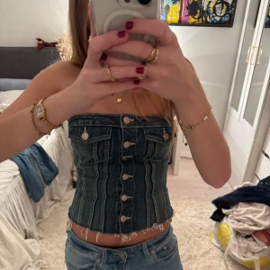 Jeans tubtopp med knappar - Trendig, snygg jeans tubtopp som är perfekt för sommaren samt andra sammanhang! Säljer för den tyvärr kommer inte till användning längre🥰🥰