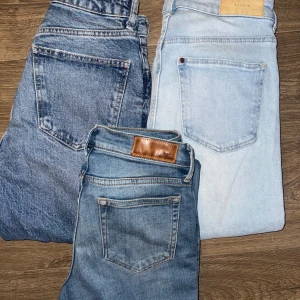 Tre par jeans i olika blå nyanser - Säljer tre par jeans. Ett par är mörkblå, ett par ljusblå och ett par mellanblå. Alla är högmidjade. 