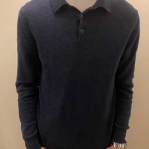 Mörkblå rugbytröja från John Henric - Mörkblå polotröja från John Henric i 100% merinoull. Storlek M men mer som S då den krympte i tvätten.