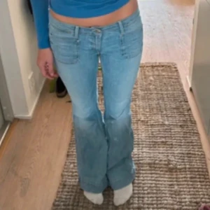 Ljusblå bootcut jeans - Sjuuukt snygga bootcut jeans! Köpta här på plick men för tyvärr för stora😭❤️Första bilden är lånad från förra ägaren❤️❤️Innerbensmått: ~84cm❤️ Midja rakt över: ~43-44cm❤️ Kontakta mig om du har några frågor!❤️