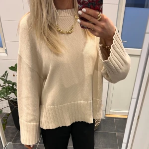 Stickad tröja Dobber - Säljer denna superfina tröja ifrån Dobber. Jättefint skick och så mysig. Använd fåtal gånger, Stl S.