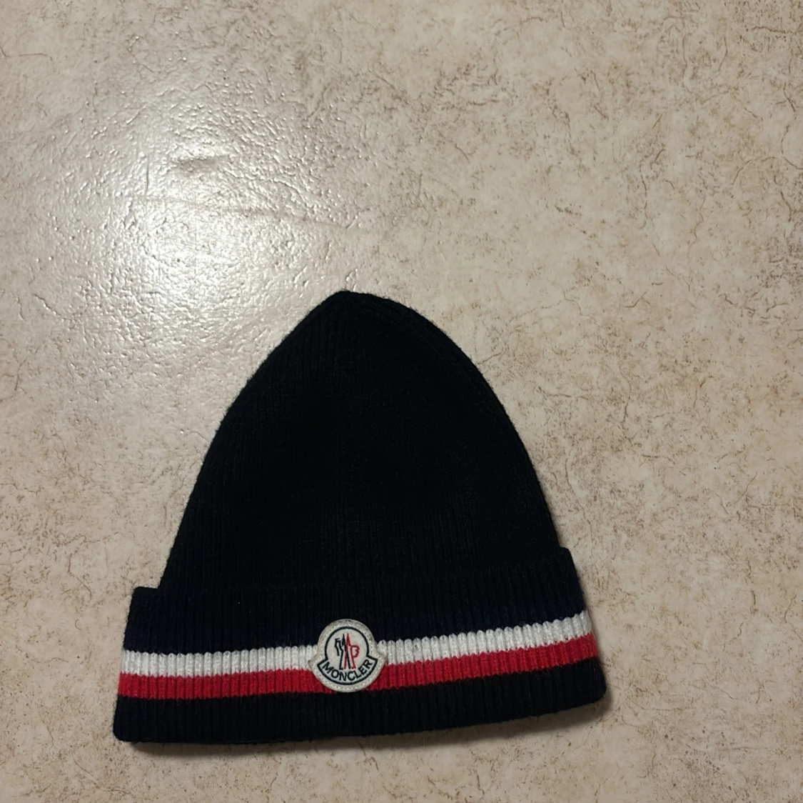 Svart mössa från Moncler