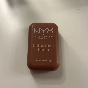 Buttermelt Blush från NYX Professional Makeup - Säljer en Buttermelt Blush i nyansen 'Feeling Buta' från NYX Professional Makeup. Så så fin! Nypris 149. 