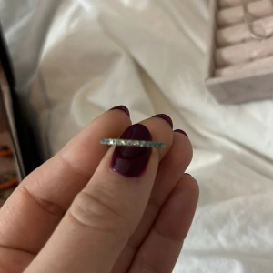 Elegant ring med stenar - Jättefin "guldig" Edblad ring med blå stenar. Men man ser mest bara att den är blå knappt guldet då det typ bara är insidan. Jöttebra skick!