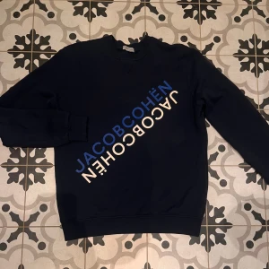Mörkblå sweatshirt från Jacob Cohën - Tjaba! Säljer en snygg mörkblå sweatshirt från Jacob Cohën. Storlek M men sitter som S. Inga skador eller defekter! Hör av er vid frågor. 
