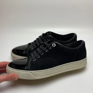 Lanvin skor  - Hej! Säljer nu dessa svin feta lanvin skor! Skorna är i toppskick skick! Har ett begränsat antal boxar, dust bag och extra skosnören. Hör av dig vid frågor eller likande. Uk6 