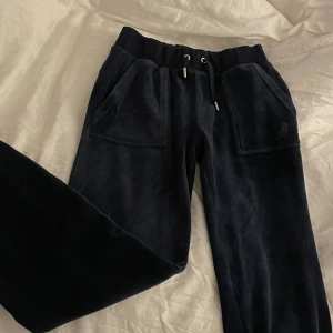 Navy Jucy Couture byxor  - Byxor från Jucy Couture. I storlek XS. Dom är väl använda men inga hål eller skador, bara lite noppriga runt midjan. 
