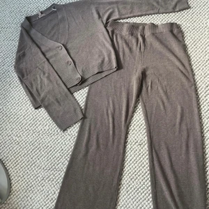 H&M stickat set  - Superfint set som har använts 1-2 ggr. Endast lite slitning mellan benen men inget som påverkar funktionen eller som syns. Slutsålt på H&Ms hemsida. 