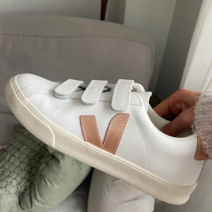 Sneakers från Veja  - Säljer mina vita sneakers från Veja, endast använd 1 gång därav skicket. Skriv gärna om ni är intresserade (nypris 1 795 kr)😊