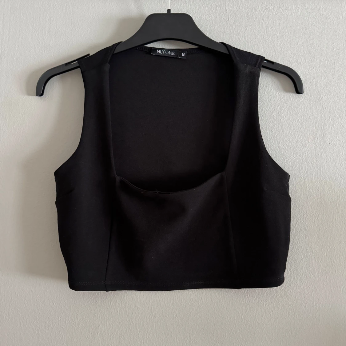 Svart croppad linnetopp från Nly One - 90