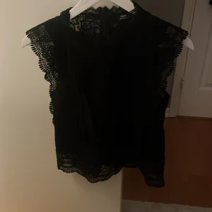 Svart spets blus - Jag säljer denna blus från only eftersom att den inte kommer till användning. Den är i nyskick och används ett fåtal gånger.
