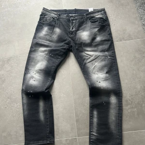 Jeans - Säljer ett par jeans som är köpte utomlands, vet inte vad det är för märke men riktigt feta, Storlek 54 eller 38w men skulle kunna passa 36-34w med bälte. Om ni har mer frågor är ni välkomna i pm mvh