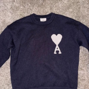 Ami Paris Mörkblå stickad tröja  - Säljer en snygg mörkblå stickad tröja från Ami Paris med riktigt bra kvalite och skick!