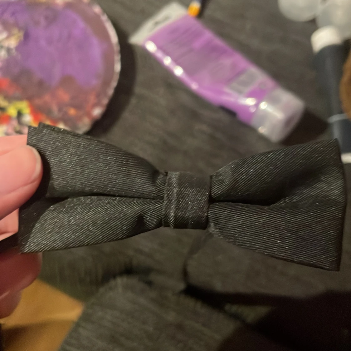 Svart fluga med justerbart band