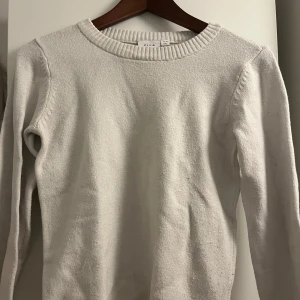 Vit stickad tröja  - Super fin vit stickad tröja!💕