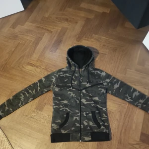 Camouflage Nike tech  - Säljer en cool camouflage Nike tech med dragkedja och huva. Det är skönt bomull matrial inuti den är varm och så säljer den för den är för liten
