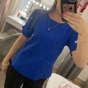 Tröja - Säljer en fin tröja från shein i storlek XS, endast använd två gånger, fint skick!