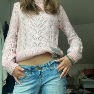 Rosa stickad tröja - Säljer en söt rosa stickad tröja som knappt är använd. ❤️