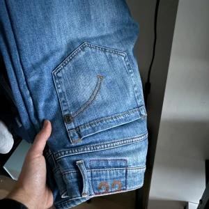 Dondup George Jeans  - Ett par riktigt feta dondup jeans i den populära modellen George. Helt nya och är i size 32!🙌🏼