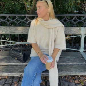 Beige stickad tröja - Mysig beige stickad tröja med korta ärmar från moa mattsons kollektion, helt slutsåld och kostar 500 men säljer för 399.