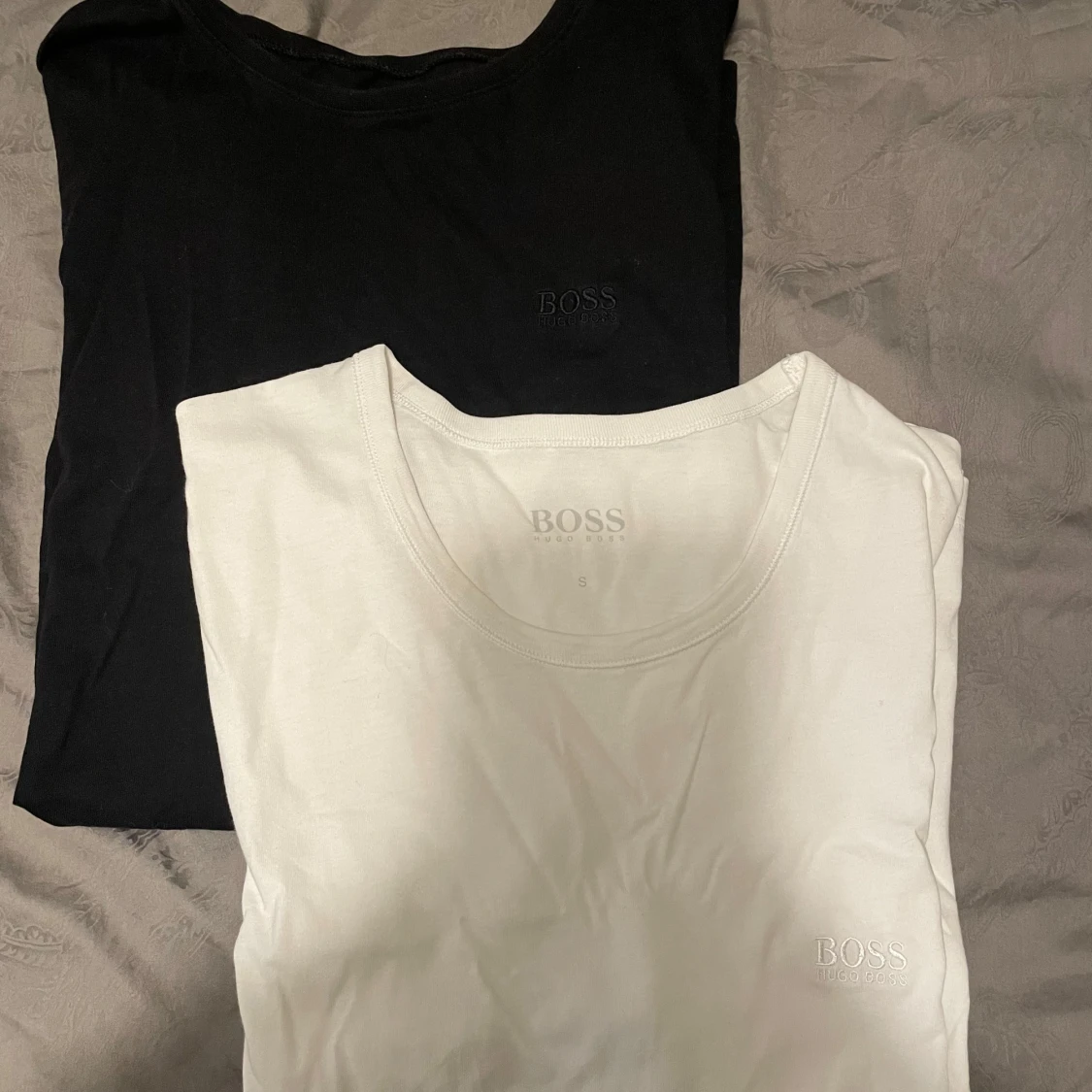 Svart och vit t-shirt från Boss