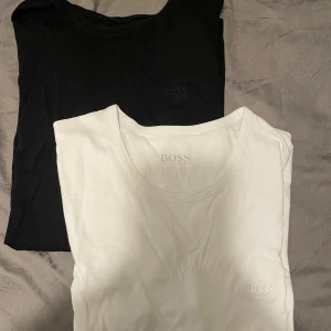 Svart och vit t-shirt från Boss - 2 helt nya Hugo boss t shirt storlek S, nypris runt 400kr styck säljes för 150kr för båda 
