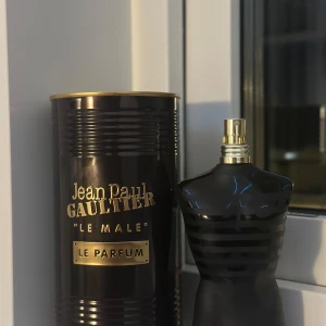 Jean Paul Gaultier Le Male Le Parfum - Parfym säljes!! Köptes från Notino för 1799kr. Inga skador eller liknande på parfymen. Cirka 85/200 ml kvar av flaskan. Pris kan snackas vid snabb och seriös affär… Sälja billigast här på plick. Först till kvarn! Kapen e borta :(