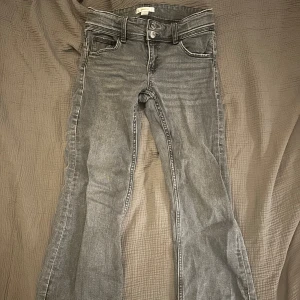 Jeans (ginatricot) - Gråa jeans från ginatricot Young i storlek 152. Lite slitna där nere men inte så synligt. 