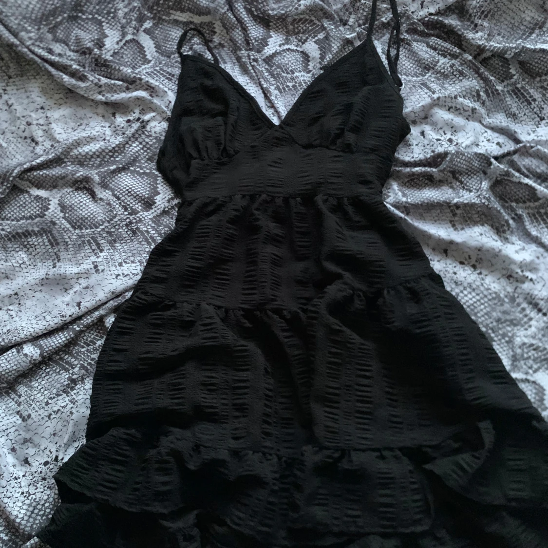 Svart klänning med volangdetaljer - 91