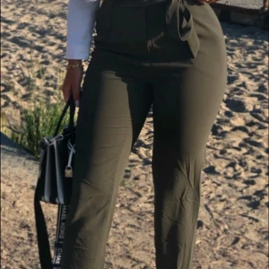 Kostymbyxor gröna  - Stl M 