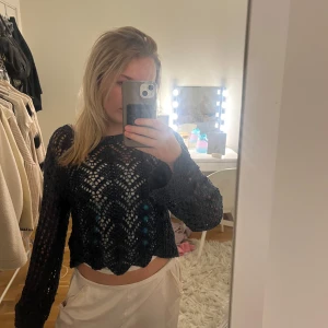 Populära ”nät-trjöa” från zara - Mörkblå super fin tröja, knappt andvänd då de inte längre kommer till andvändning!💕 org pris 399, super populär