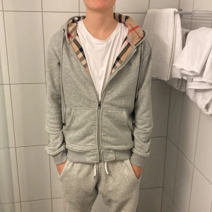 Grå hoodie från Burberry - Säljer en grå burrberry zip hoddie i 9/10 skick🙌🔥 Storleken är M men är hoddien är liten i storleken så passar dig som har storlek S😁hör av er  om funderingar!