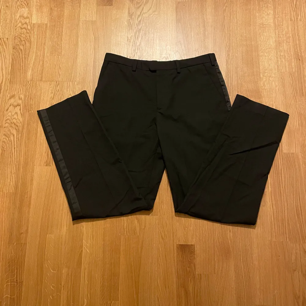 Zara Smokey kostym byxor (Evening Editon) SS’24 i storlek 40 (Zara storlek). Byxorna är i nyskick och aldrig använda, säljer dem eftersom de passade inte riktigt hur jag ville att de skulle!. Farkut & Housut.