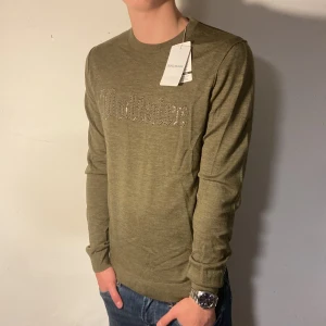 Zadig&Voltaire Tröja (Helt ny) - Säljer nu denna helt nya riktigt feta gröna merinoull tröjan från Zadig&Voltaire | Storlen är S men passar även M | Helt ny med tags | Retail ligger på ungefär 2500 | Skriv vid minsta lilla fråga eller fundering!