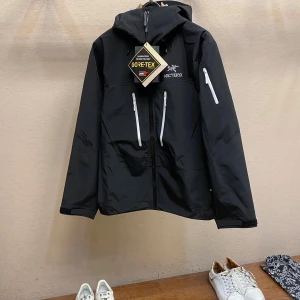 Arc’teryx GoreTex Jacka  - Arc’teryx GoreTex Jacka finns i alla storlekar och fler färger. Andra modeller är även möjligt! Skriv DM för mer info eller intresse✅