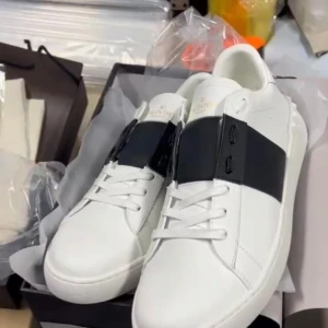 Valentino skor - Valentino skor finns i alla storlekar, herr o dam, finns även i sjukt många modeller och färger! Box och kvitto medföljer! Skriv DM för mer info eller intresse✅